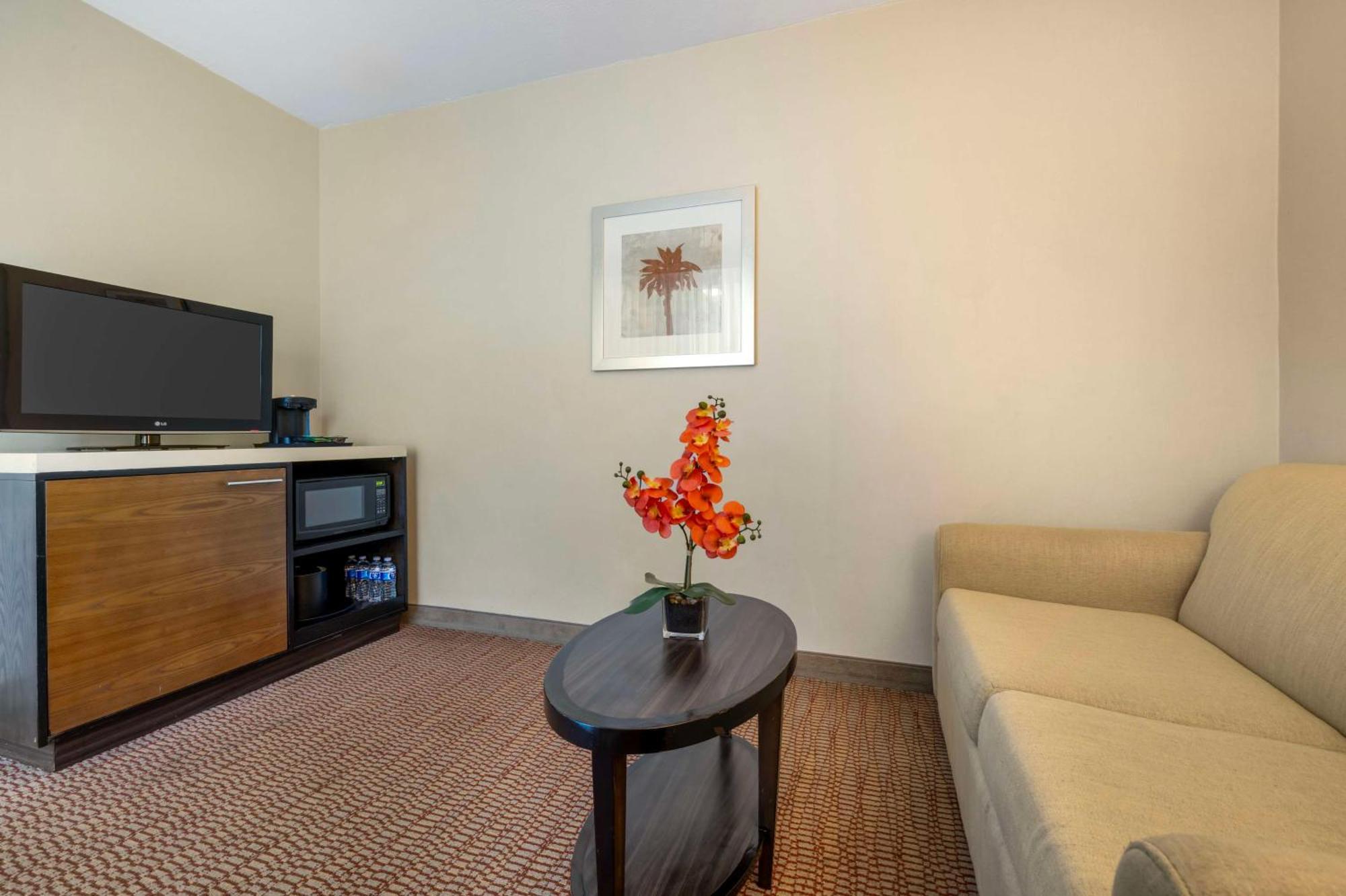 Queen Suite Two Queen Beds Sofa Bed Balcony or Non-Smoking